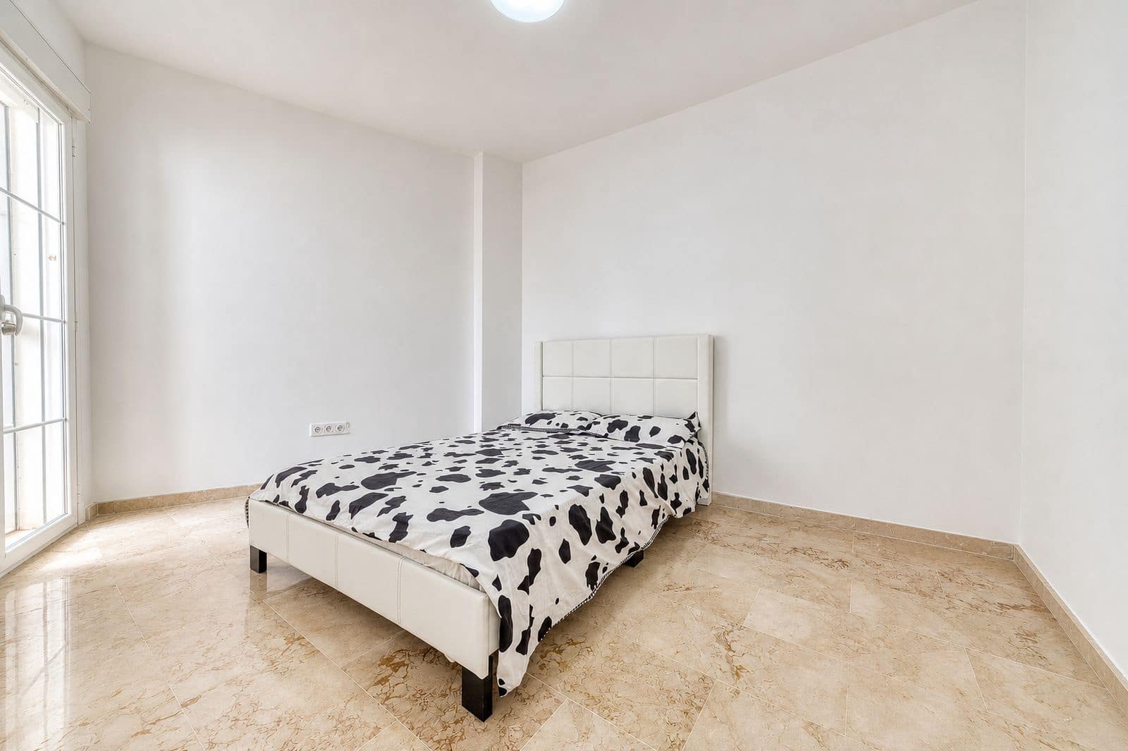 2 bedroom Apartment for sale in La Duquesa / Puerto de la Duquesa - € 260,000 (Ref: 9998217)