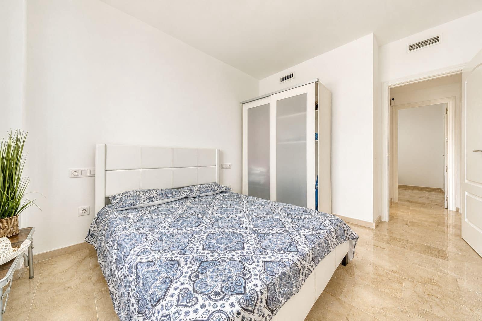 2 bedroom Apartment for sale in La Duquesa / Puerto de la Duquesa - € 260,000 (Ref: 9998217)