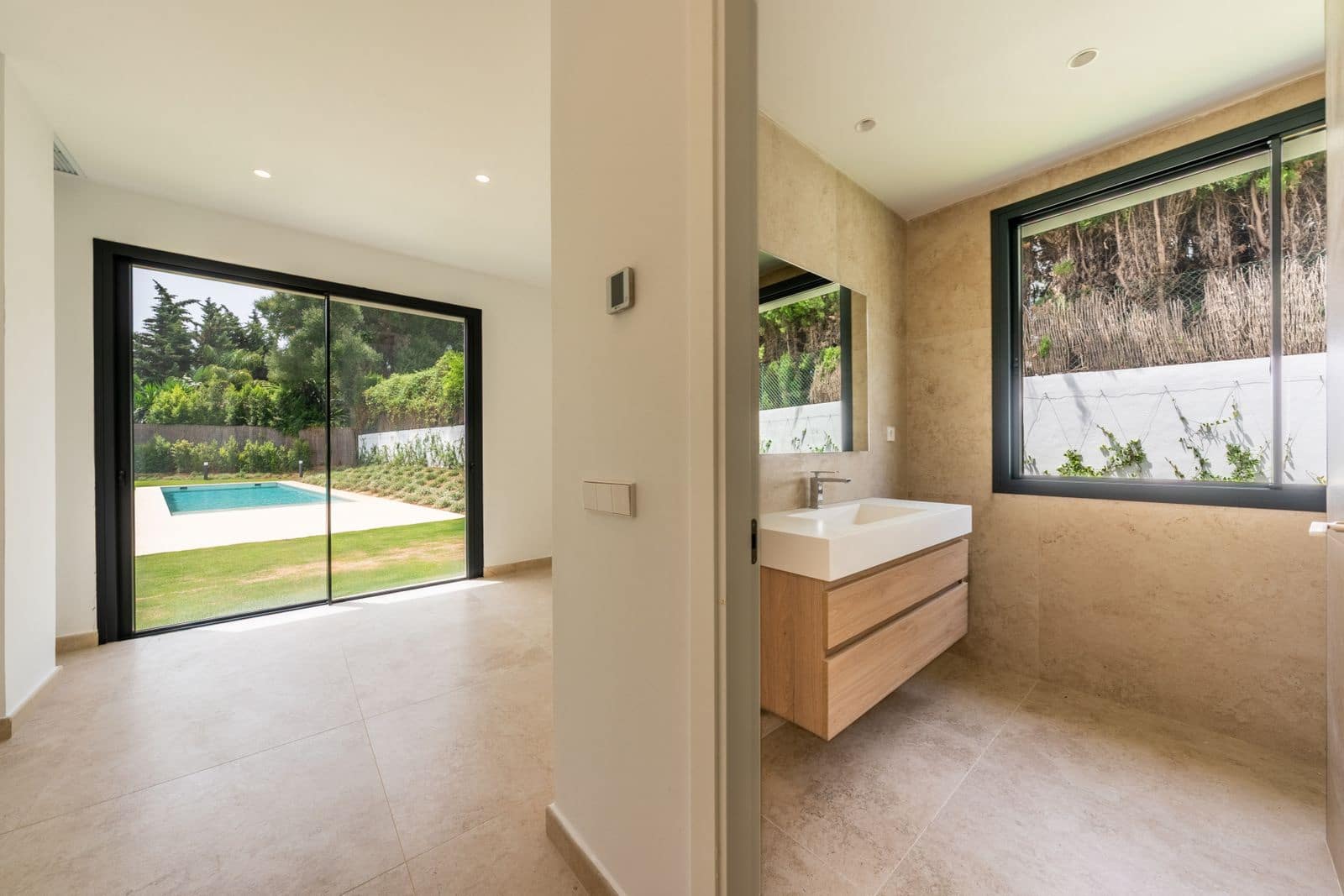 Chalet de 6 habitaciones en Sotogrande en venta - 2.600.000 € (Ref: 9998237)