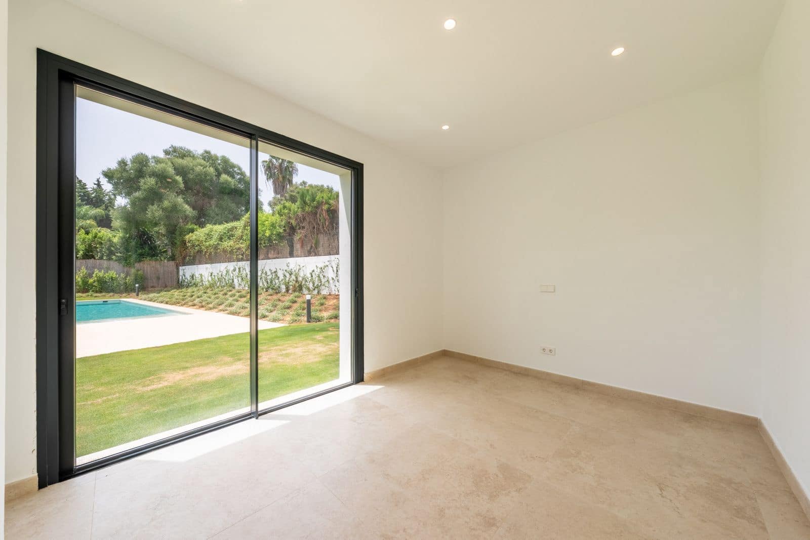 Chalet de 6 habitaciones en Sotogrande en venta - 2.600.000 € (Ref: 9998237)