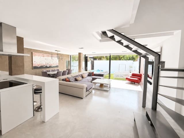 3 soverom Kjedet enebolig til salgs i Nueva Andalucia, Marbella - € 1 200 000 (Ref: 9998252)
