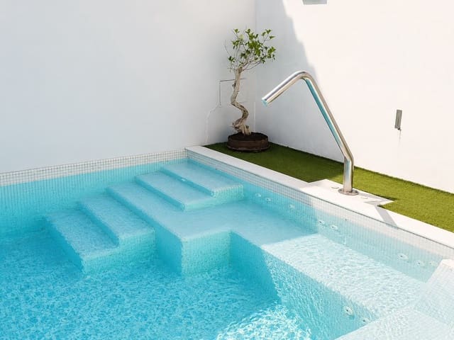 3 soverom Kjedet enebolig til salgs i Nueva Andalucia, Marbella - € 1 200 000 (Ref: 9998252)