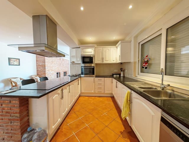 5 soveværelse Villa til salg i Marbesa, Marbella - € 1.495.000 (Ref: 9998274)