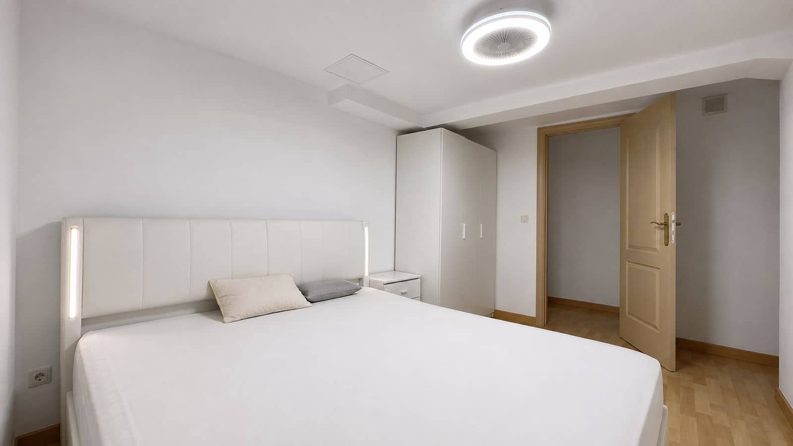9 soverom Kjedet enebolig til salgs i Nueva Andalucia - € 1 450 000 (Ref: 9998279)