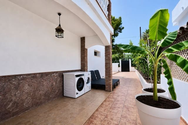 9 soveværelse Semi-Rækkehus til salg i Nueva Andalucia, Marbella - € 1.450.000 (Ref: 9998279)