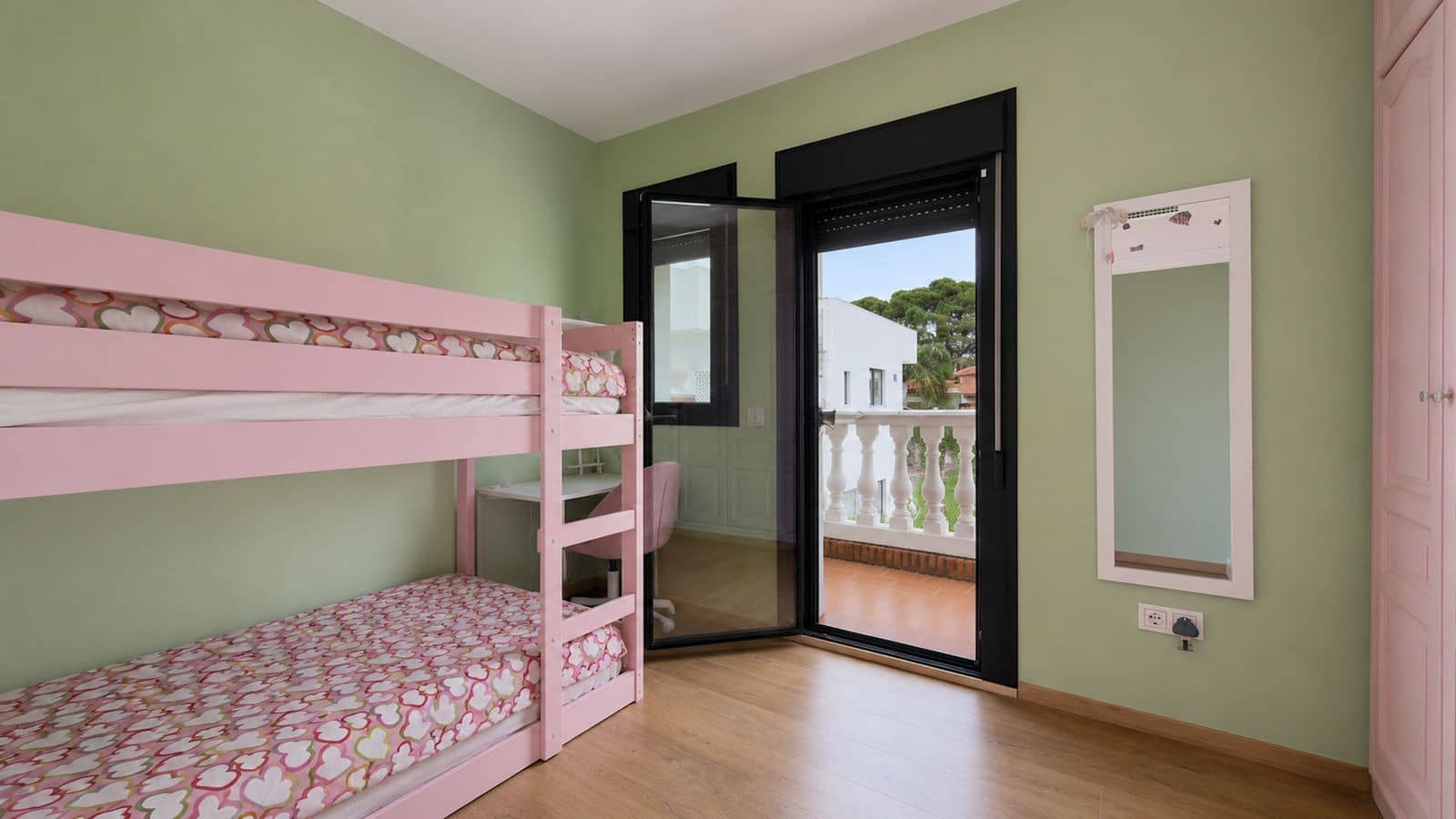 9 soverom Kjedet enebolig til salgs i Nueva Andalucia - € 1 450 000 (Ref: 9998279)