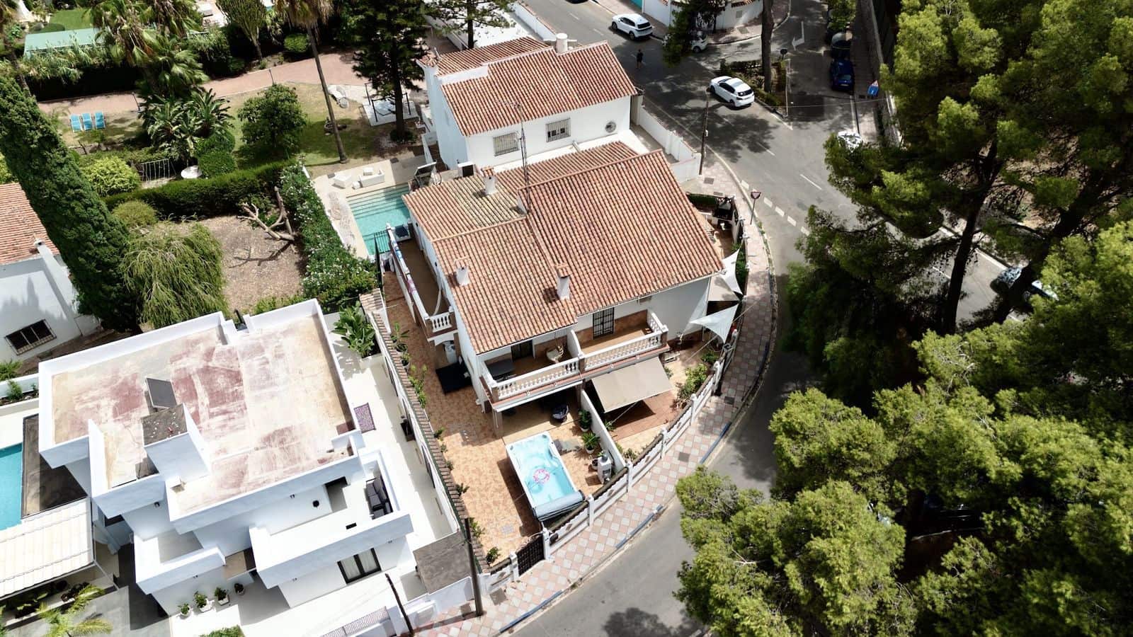 9 soverom Kjedet enebolig til salgs i Nueva Andalucia - € 1 450 000 (Ref: 9998279)