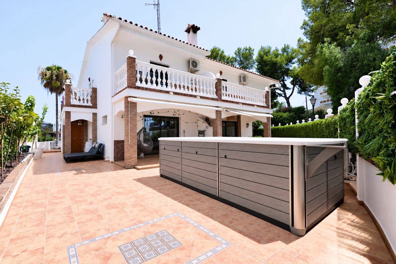 9 soverom Kjedet enebolig til salgs i Nueva Andalucia - € 1 450 000 (Ref: 9998279)