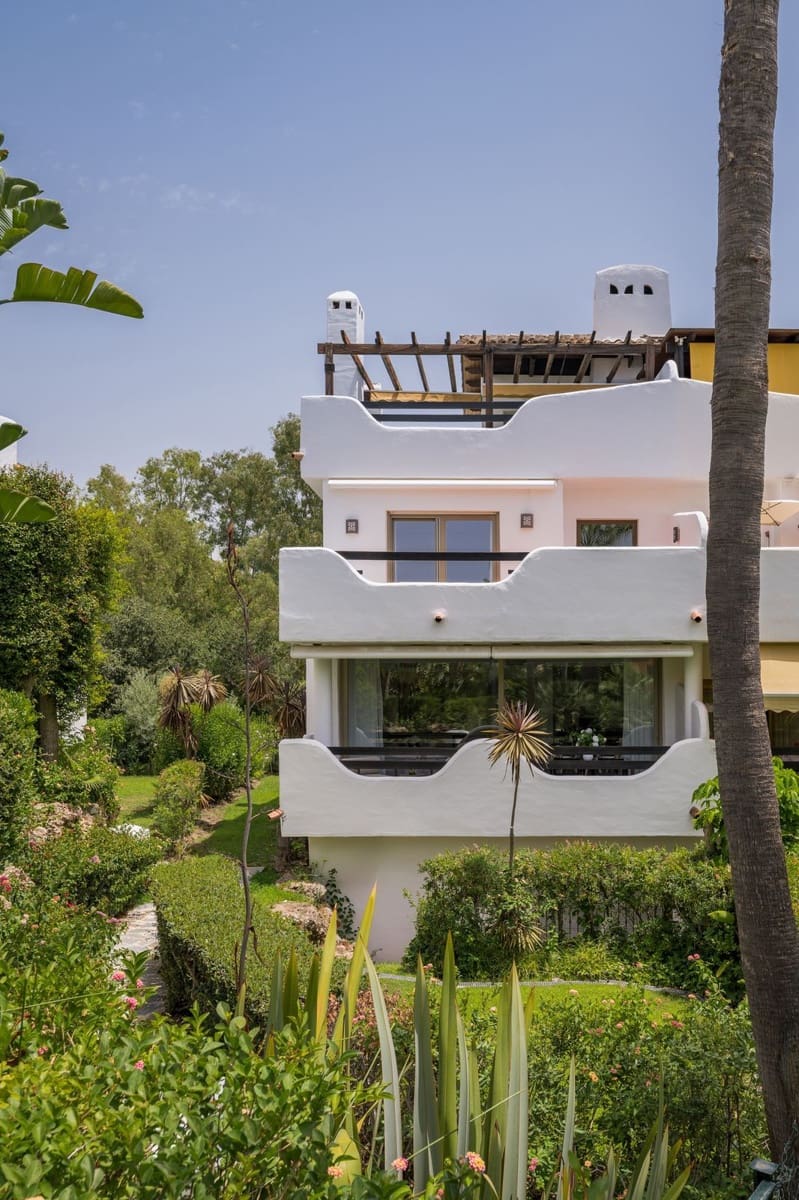 3 bedroom Semi-detached Villa for sale in Marbella - € 1,395,000 (Ref: 9998286)