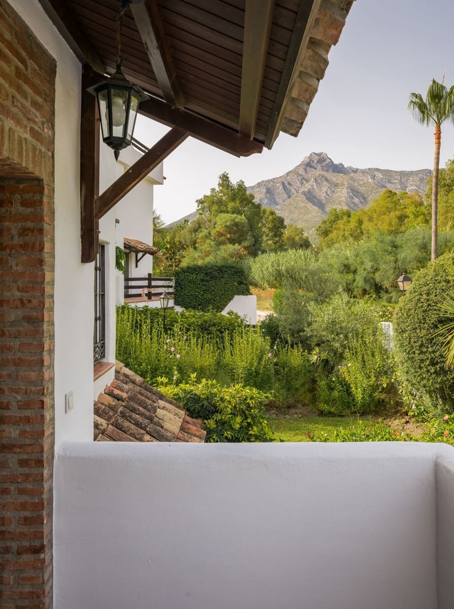 3 bedroom Semi-detached Villa for sale in Marbella - € 1,395,000 (Ref: 9998286)
