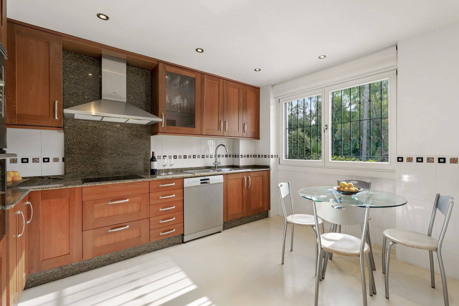 3 bedroom Semi-detached Villa for sale in Marbella - € 1,395,000 (Ref: 9998286)