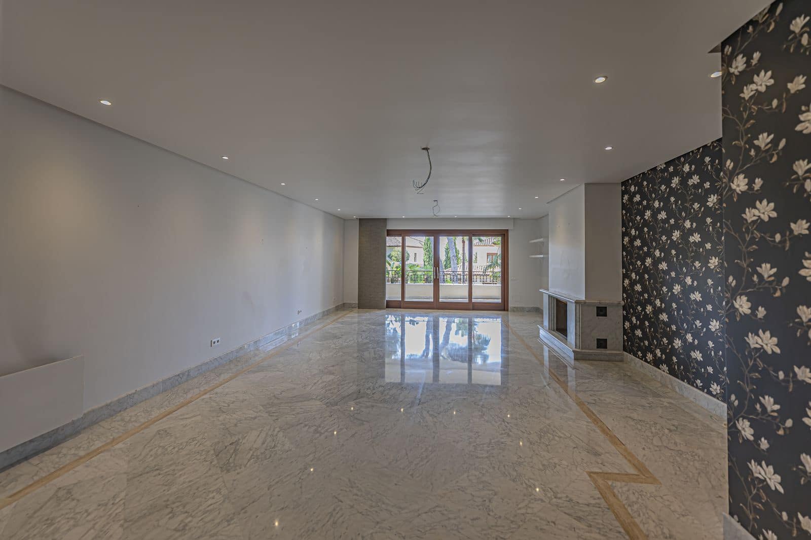 Apartamento de 2 habitaciones en Los Monteros en venta - 2.250.000 € (Ref: 9998311)