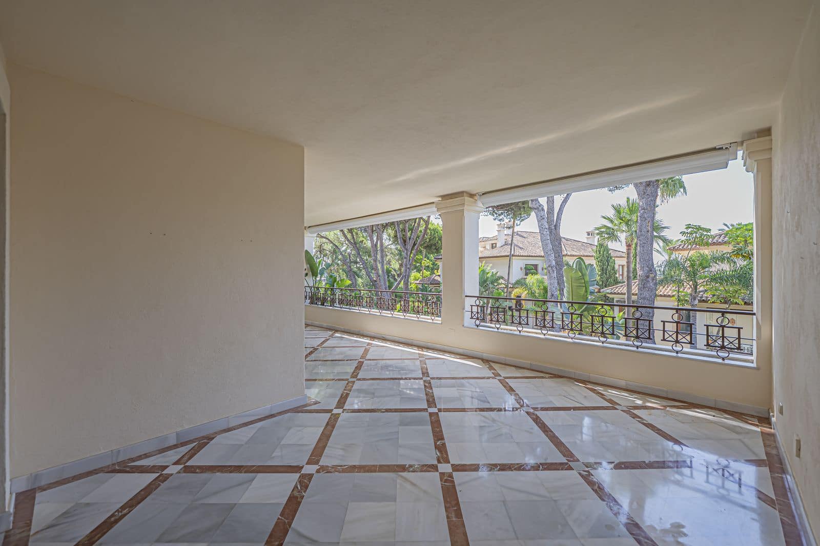 Apartamento de 2 habitaciones en Los Monteros en venta - 2.250.000 € (Ref: 9998311)
