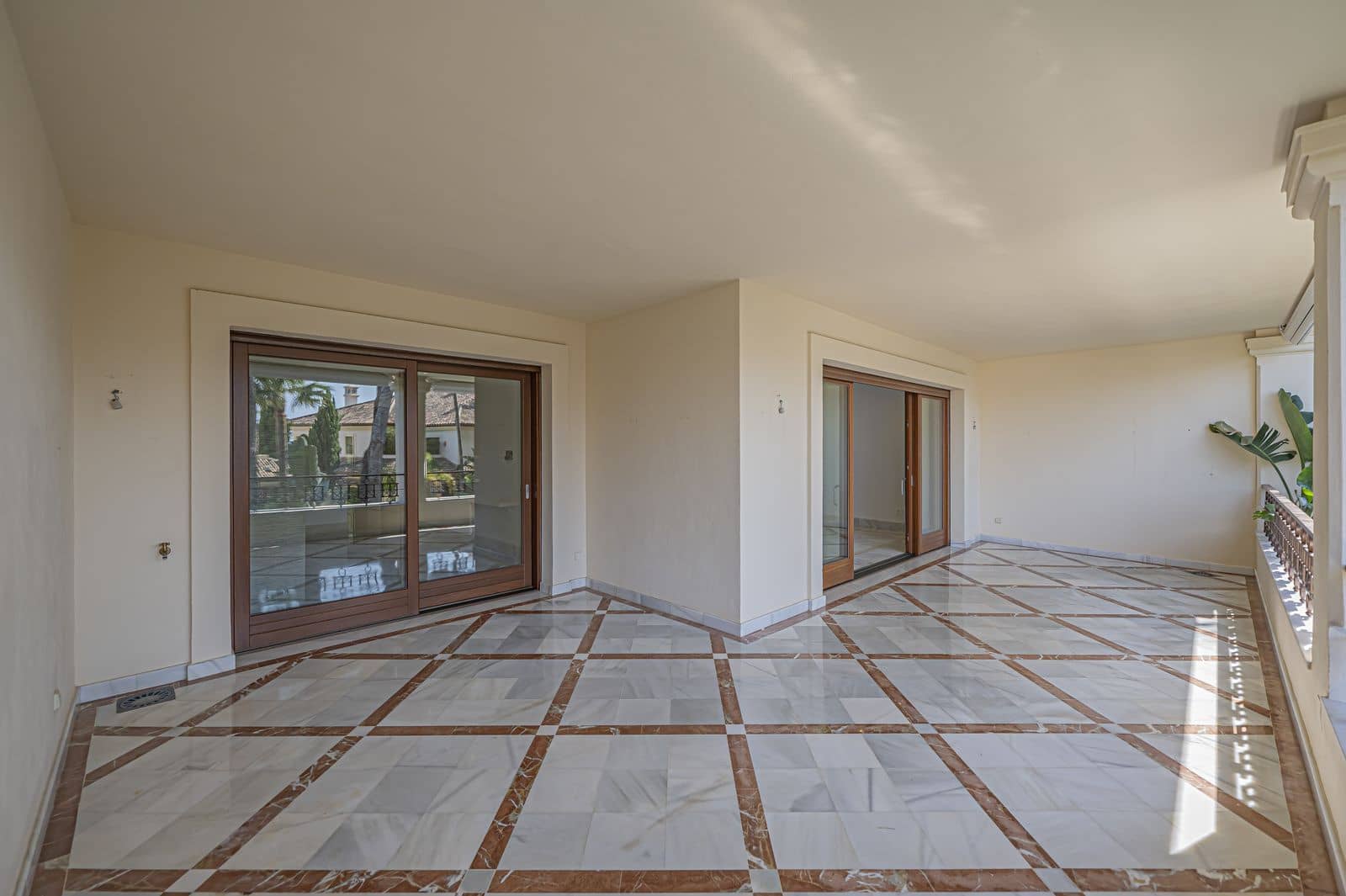 Apartamento de 2 habitaciones en Los Monteros en venta - 2.250.000 € (Ref: 9998311)