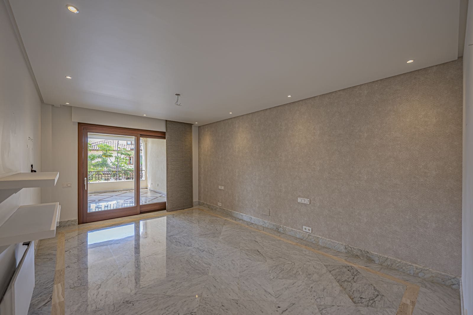 Apartamento de 2 habitaciones en Los Monteros en venta - 2.250.000 € (Ref: 9998311)