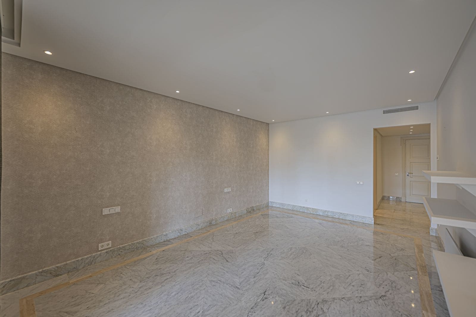 Apartamento de 2 habitaciones en Los Monteros en venta - 2.250.000 € (Ref: 9998311)