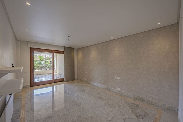 2 soveværelse Lejlighed til salg i Los Monteros, Marbella - € 2.250.000 (Ref: 9998311)