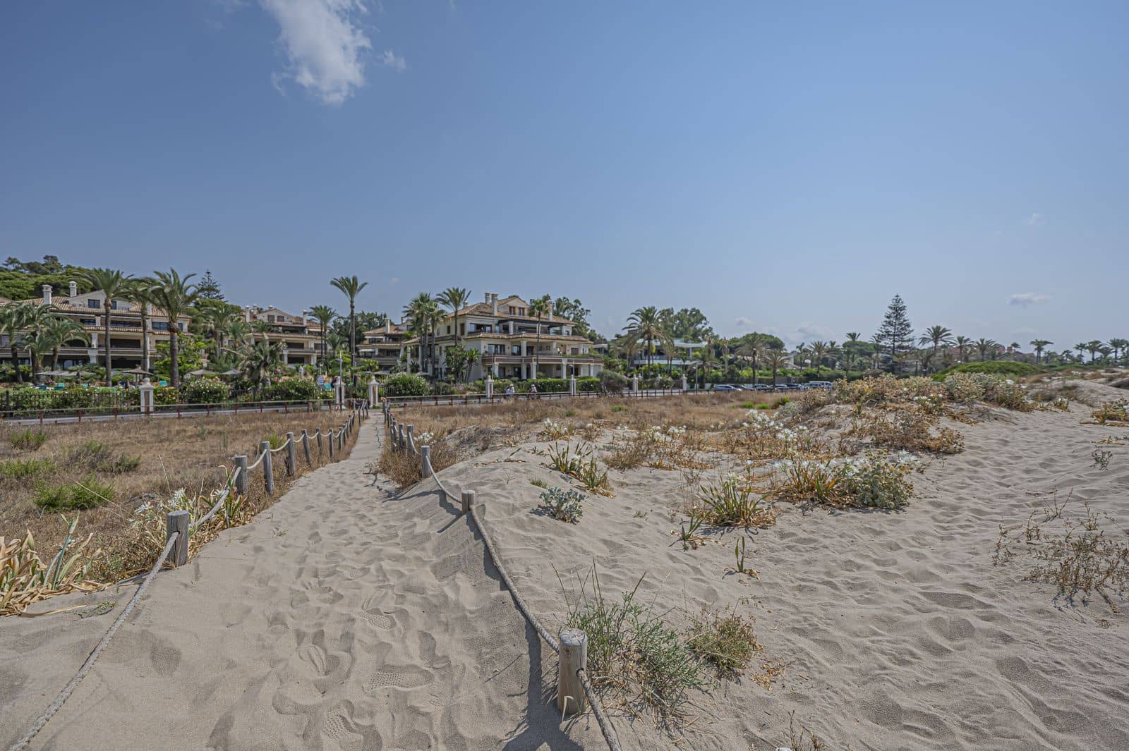 Apartamento de 2 habitaciones en Los Monteros en venta - 2.250.000 € (Ref: 9998311)