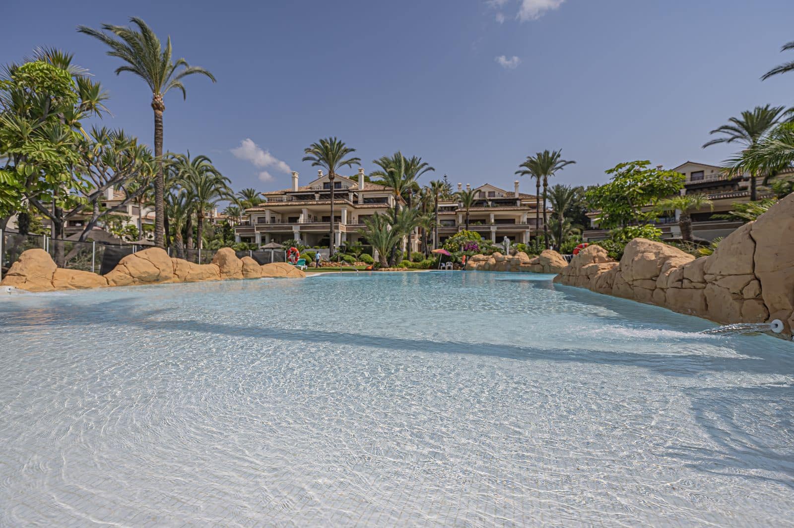 Apartamento de 2 habitaciones en Los Monteros en venta - 2.250.000 € (Ref: 9998311)