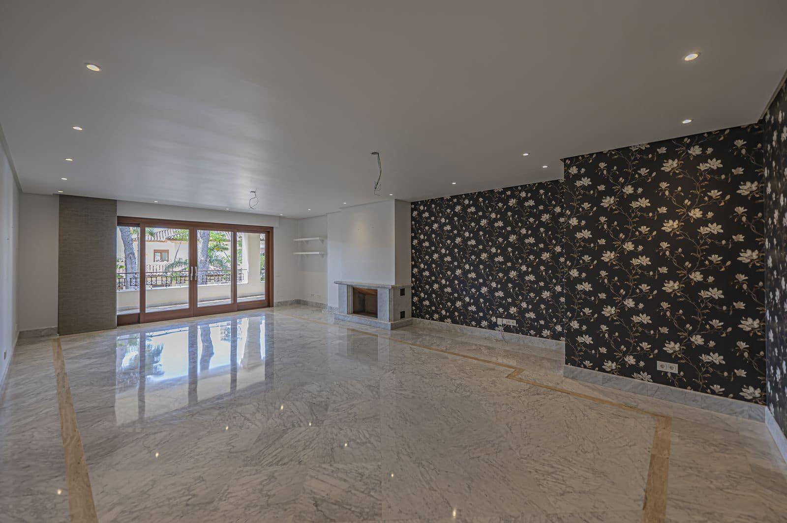 Apartamento de 2 habitaciones en Los Monteros en venta - 2.250.000 € (Ref: 9998311)