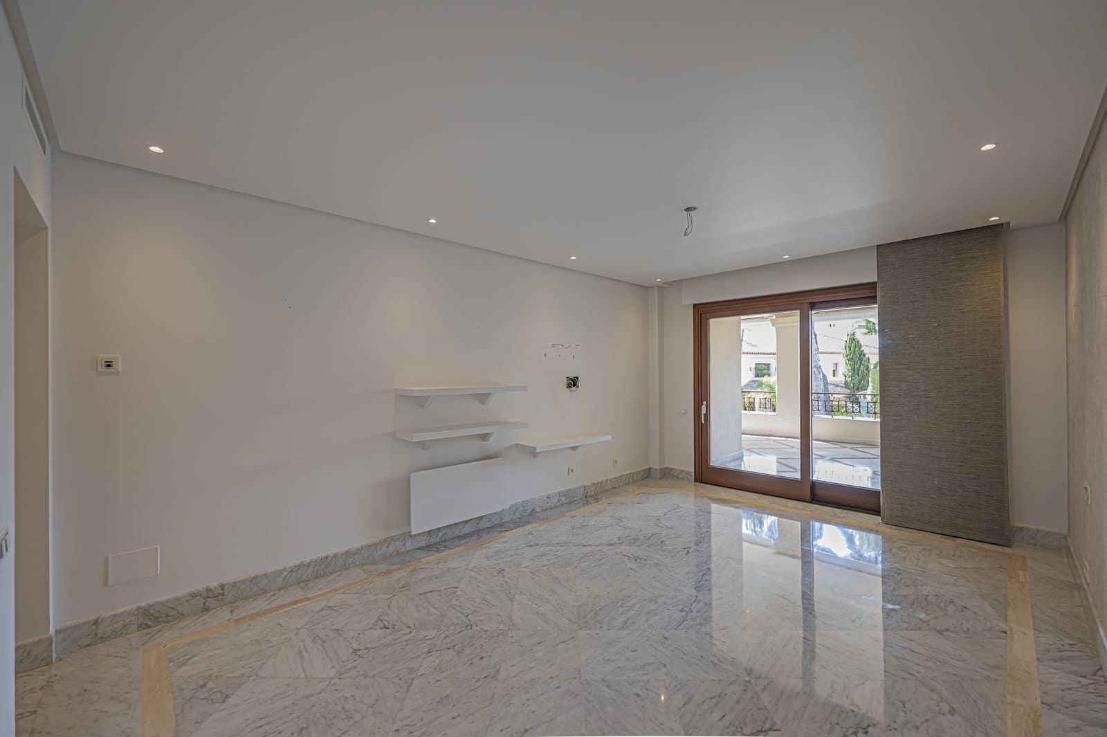 Apartamento de 2 habitaciones en Los Monteros en venta - 2.250.000 € (Ref: 9998311)