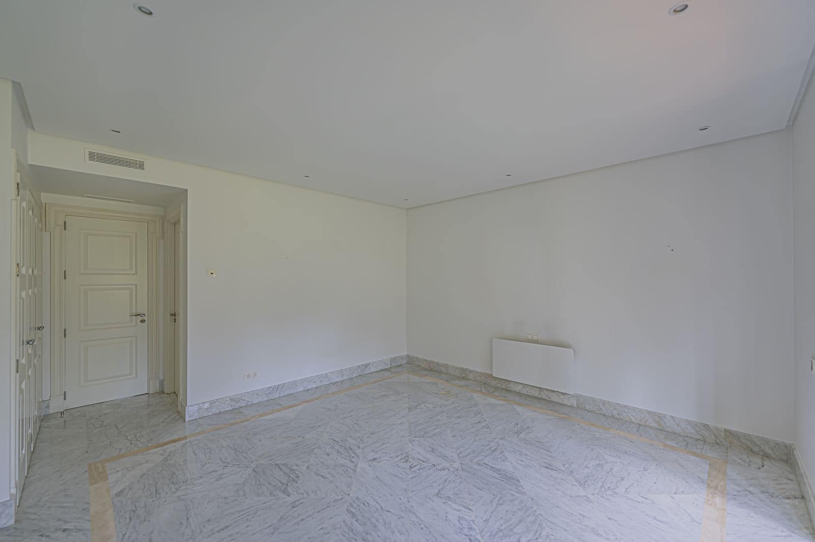 Apartamento de 2 habitaciones en Los Monteros en venta - 2.250.000 € (Ref: 9998311)