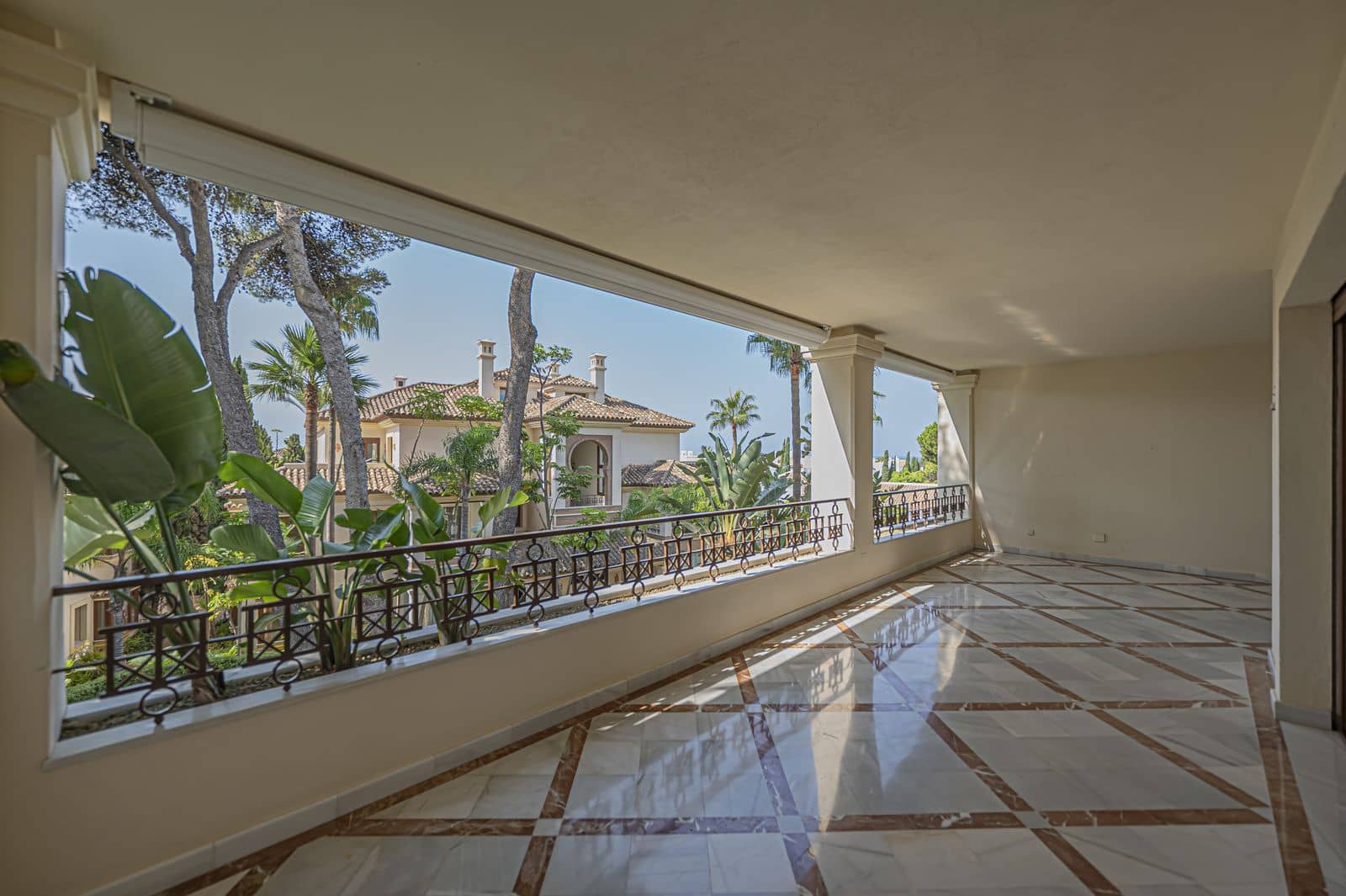 Apartamento de 2 habitaciones en Los Monteros en venta - 2.250.000 € (Ref: 9998311)