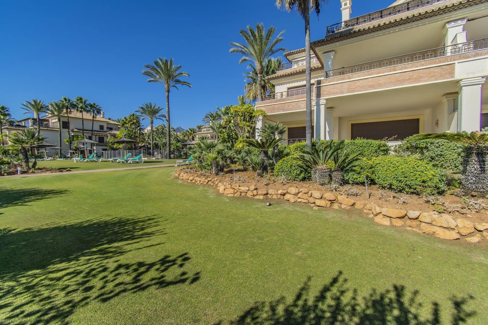 Apartamento de 2 habitaciones en Los Monteros en venta - 2.250.000 € (Ref: 9998311)