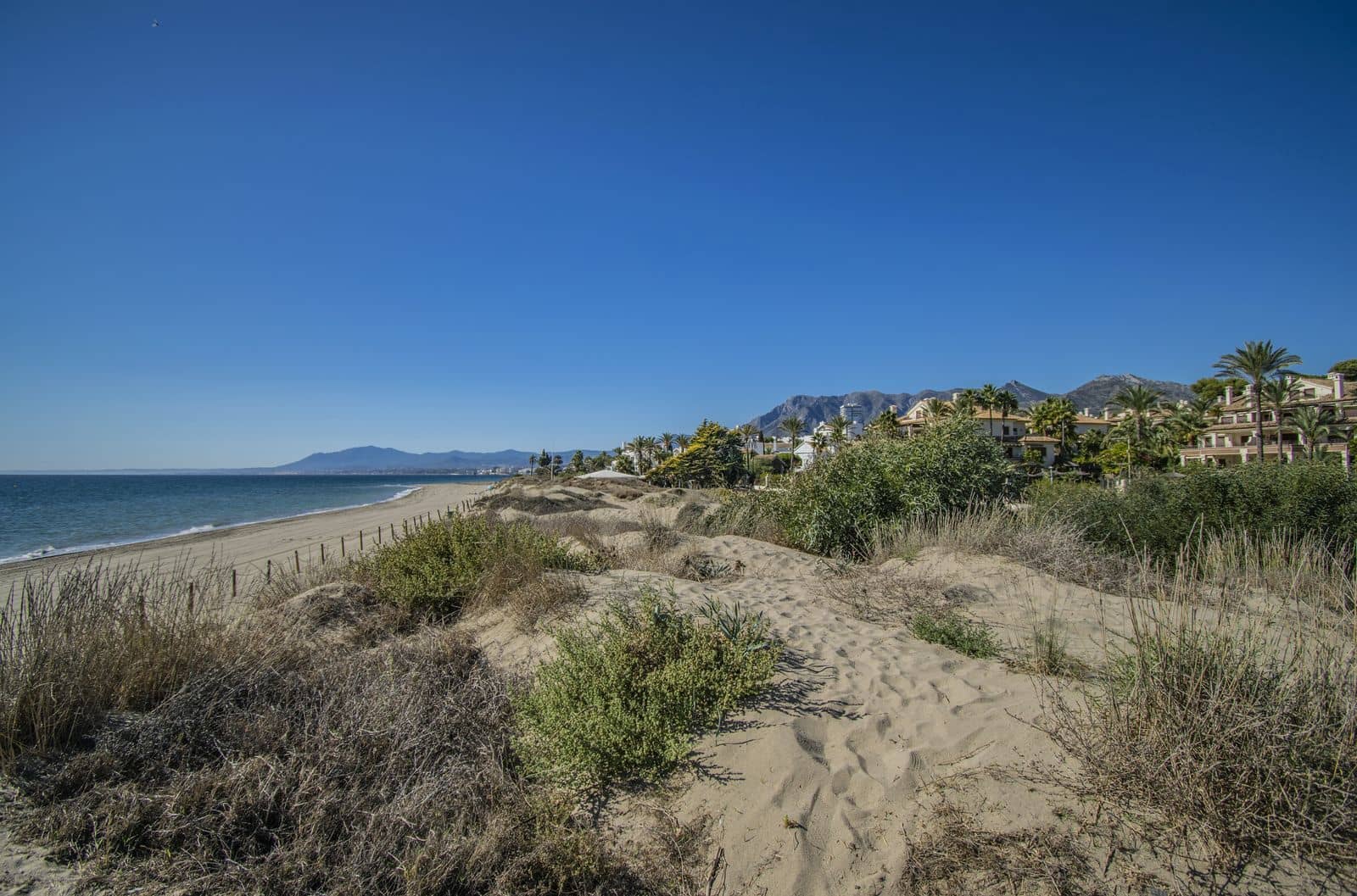 Apartamento de 2 habitaciones en Los Monteros en venta - 2.250.000 € (Ref: 9998311)