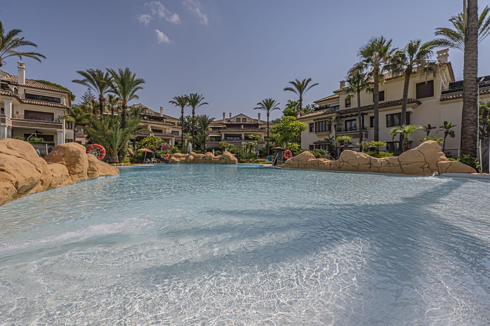 Apartamento de 2 habitaciones en Los Monteros en venta - 2.250.000 € (Ref: 9998311)
