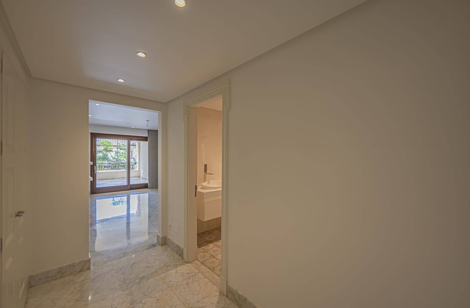 Apartamento de 2 habitaciones en Los Monteros en venta - 2.250.000 € (Ref: 9998311)