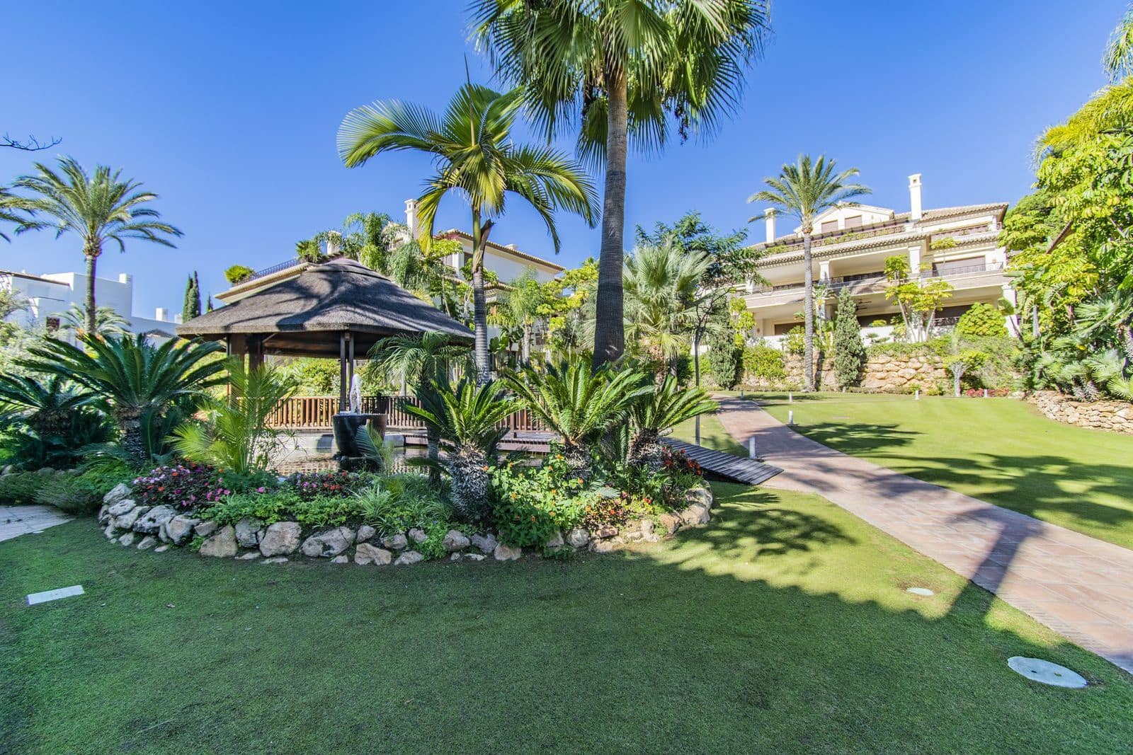 Apartamento de 2 habitaciones en Los Monteros en venta - 2.250.000 € (Ref: 9998311)