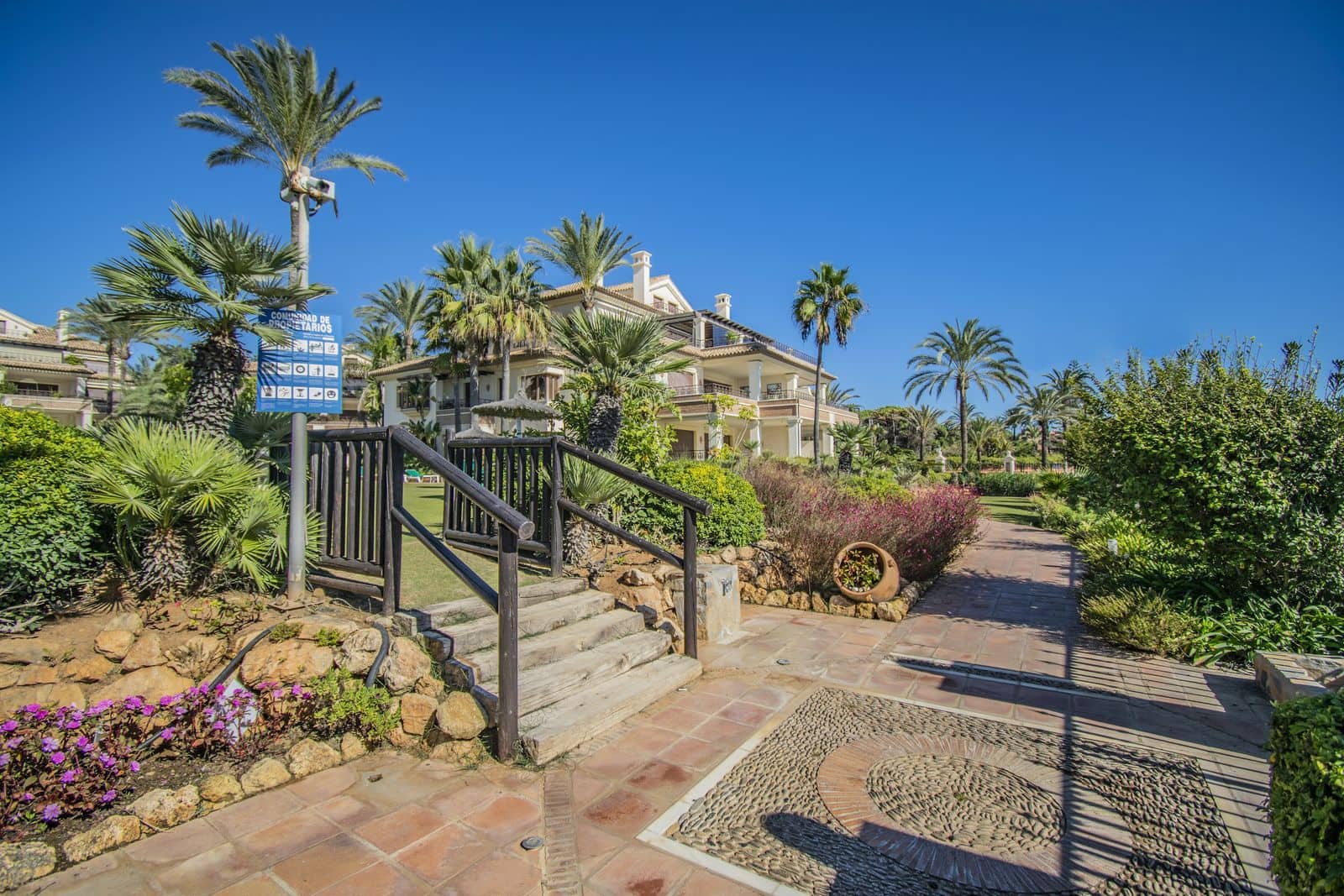 Apartamento de 2 habitaciones en Los Monteros en venta - 2.250.000 € (Ref: 9998311)