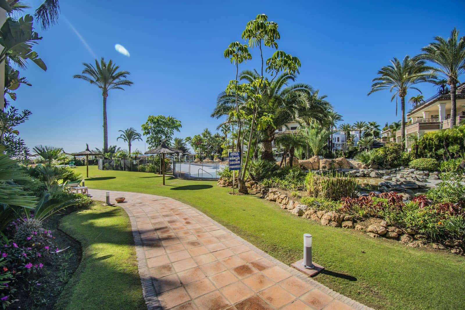 Apartamento de 2 habitaciones en Los Monteros en venta - 2.250.000 € (Ref: 9998311)