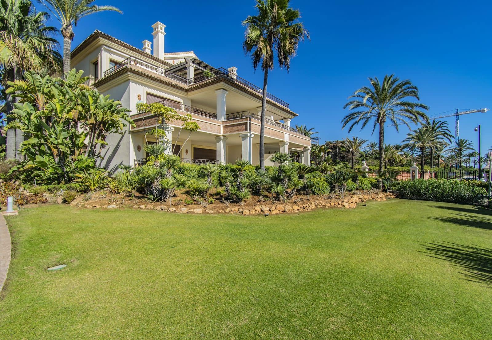 Apartamento de 2 habitaciones en Los Monteros en venta - 2.250.000 € (Ref: 9998311)