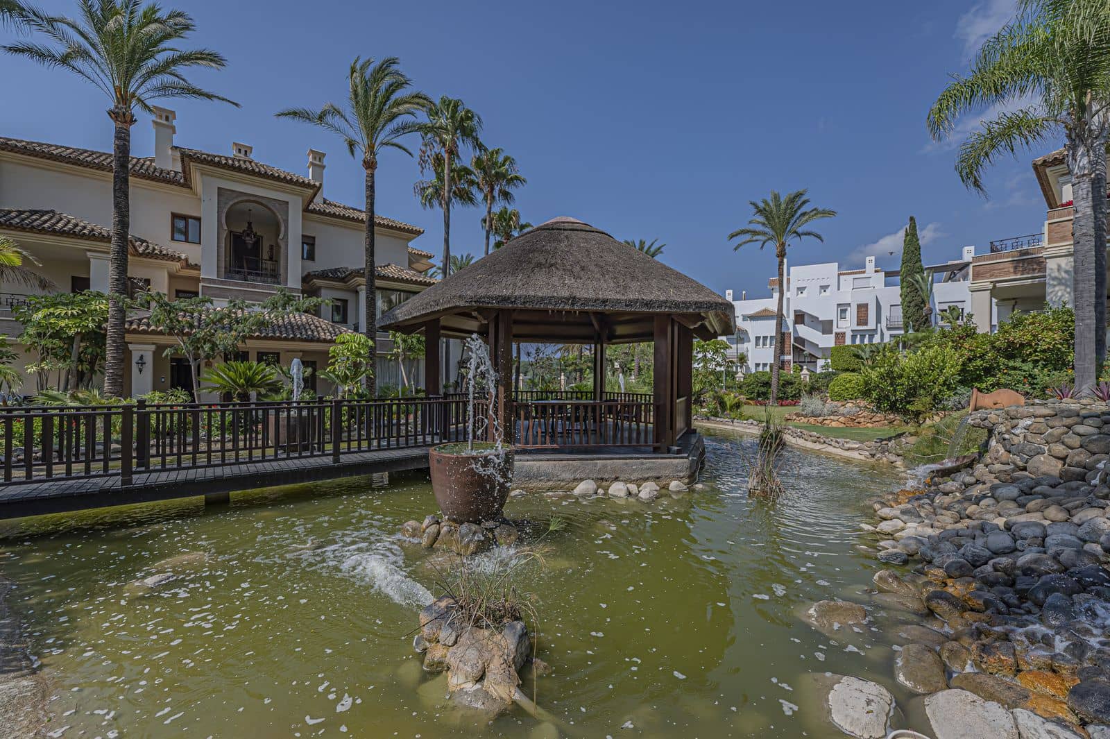 Apartamento de 2 habitaciones en Los Monteros en venta - 2.250.000 € (Ref: 9998311)