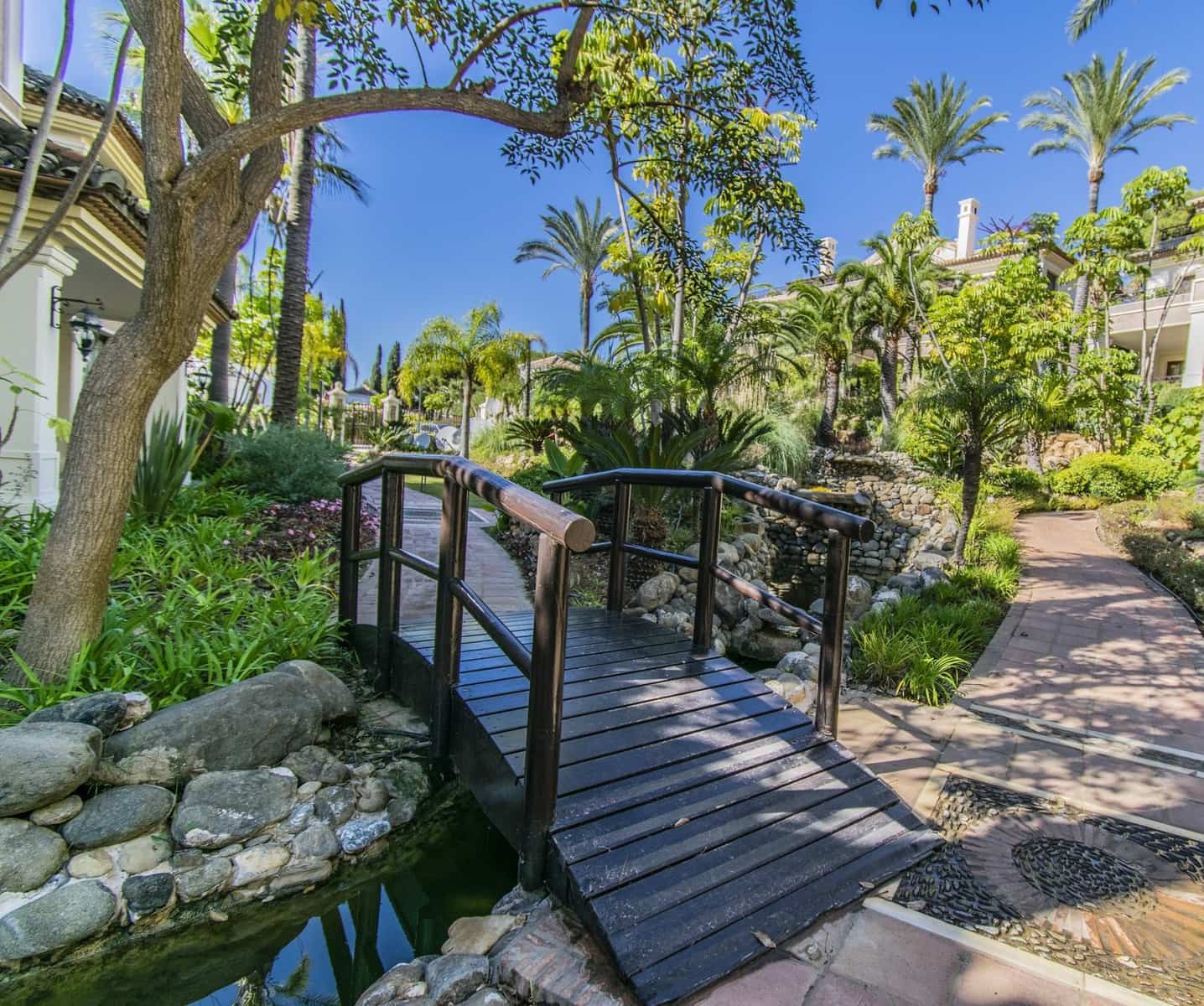 Apartamento de 2 habitaciones en Los Monteros en venta - 2.250.000 € (Ref: 9998311)