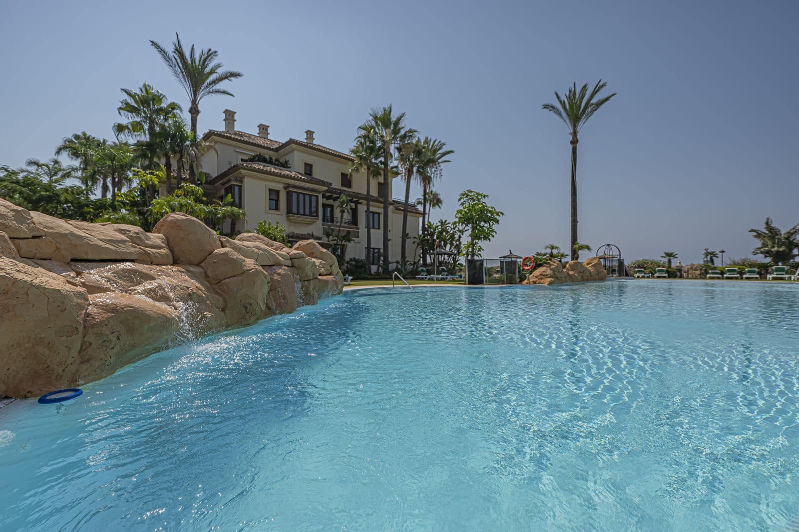 Apartamento de 2 habitaciones en Los Monteros en venta - 2.250.000 € (Ref: 9998311)