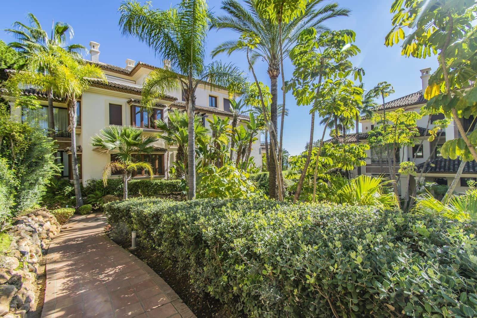 Apartamento de 2 habitaciones en Los Monteros en venta - 2.250.000 € (Ref: 9998311)