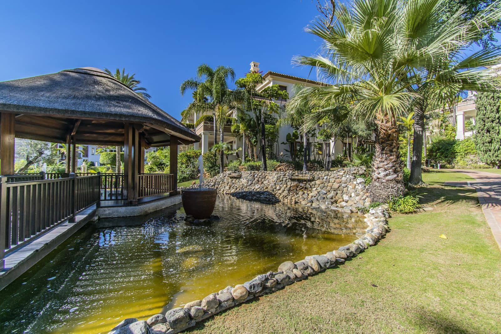 Apartamento de 2 habitaciones en Los Monteros en venta - 2.250.000 € (Ref: 9998311)