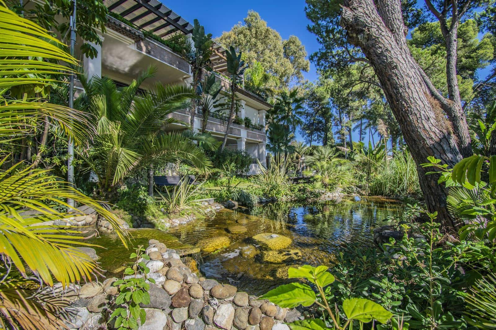 Apartamento de 2 habitaciones en Los Monteros en venta - 2.250.000 € (Ref: 9998311)
