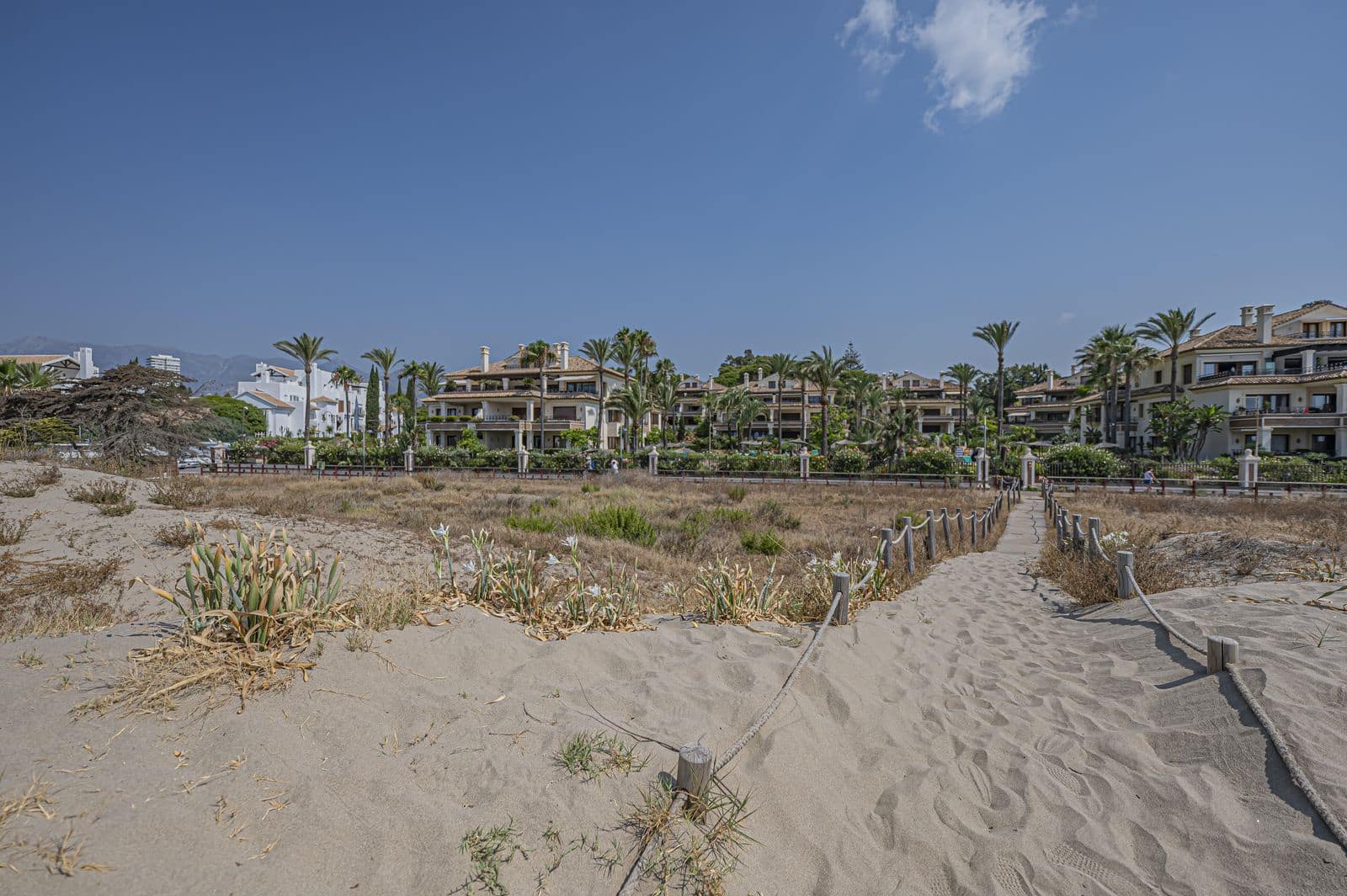 Apartamento de 2 habitaciones en Los Monteros en venta - 2.250.000 € (Ref: 9998311)