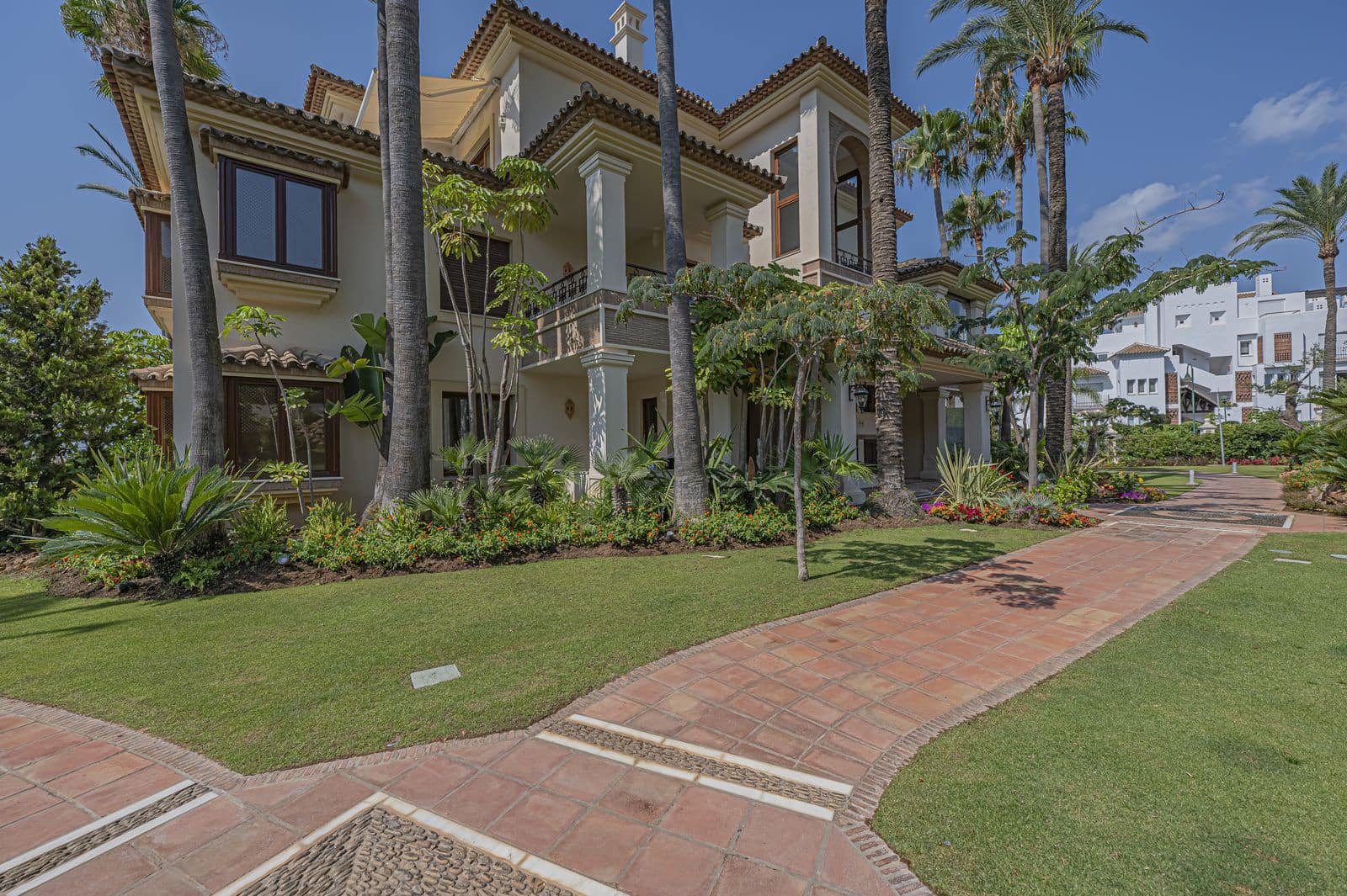 Apartamento de 2 habitaciones en Los Monteros en venta - 2.250.000 € (Ref: 9998311)