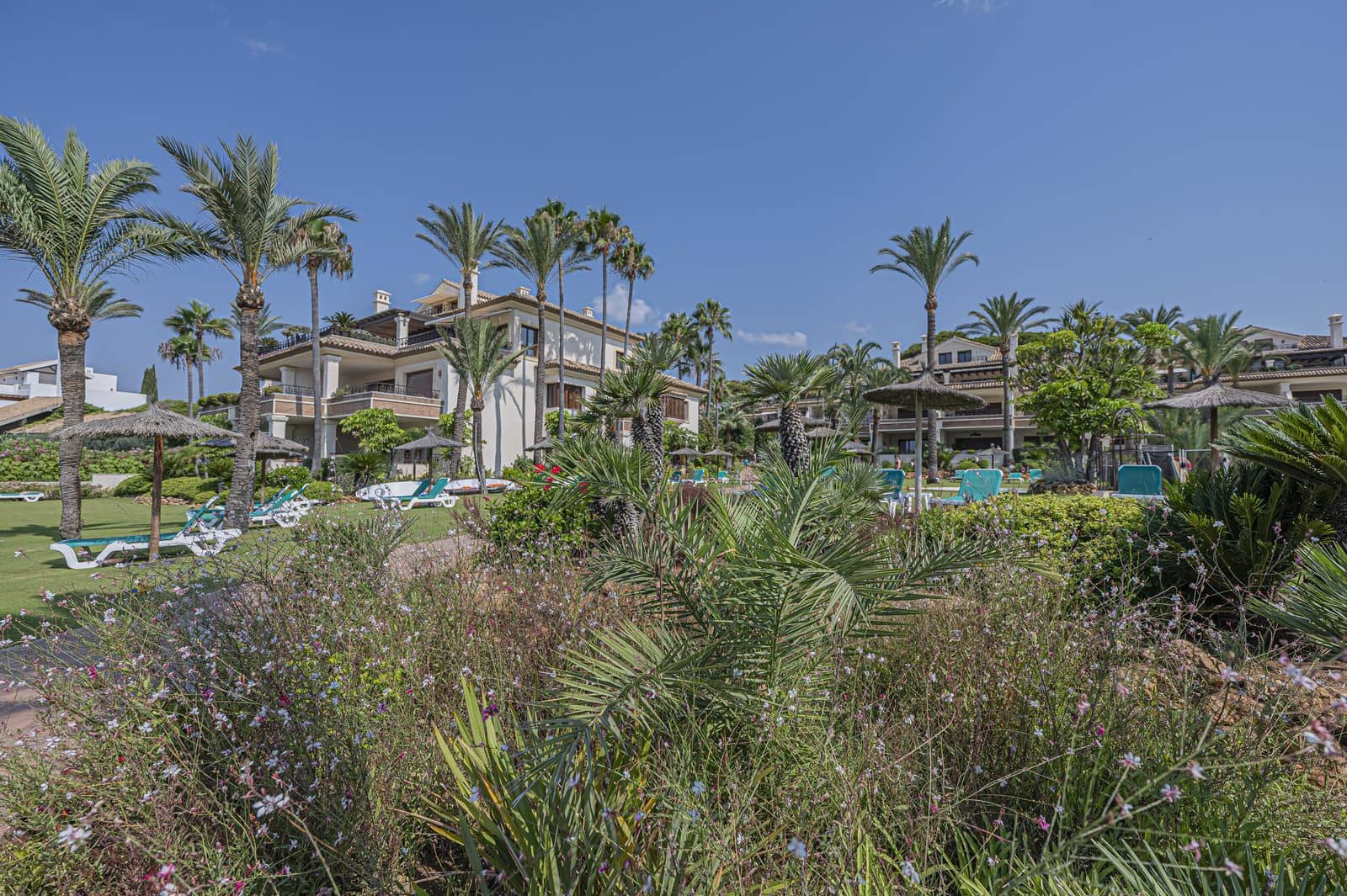 Apartamento de 2 habitaciones en Los Monteros en venta - 2.250.000 € (Ref: 9998311)