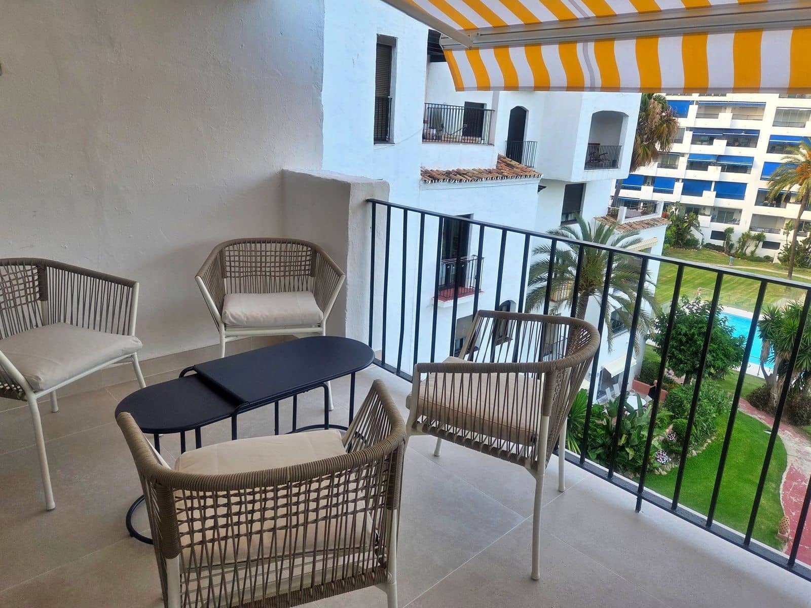Apartamento de 3 habitaciones en Puerto Banus en venta - 945.000 € (Ref: 9998312)