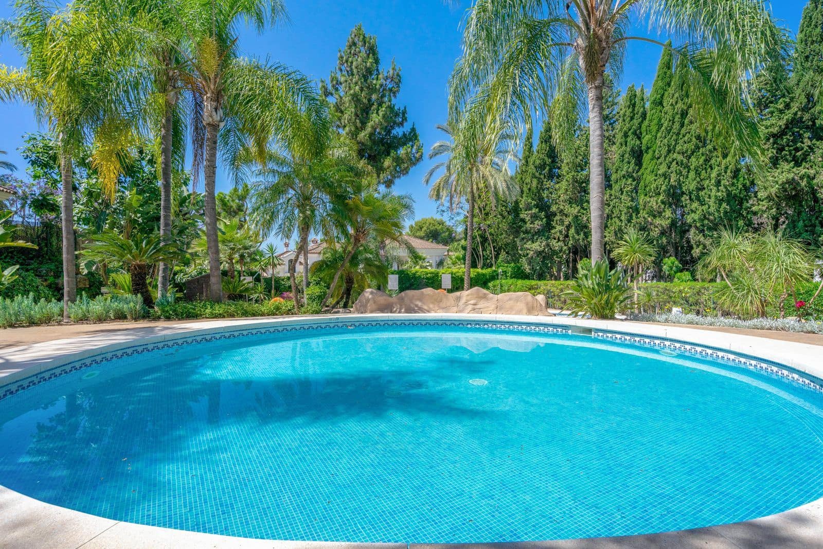 3 soveværelse Lejlighed til salg i Nueva Andalucia - € 685.000 (Ref: 9998321)
