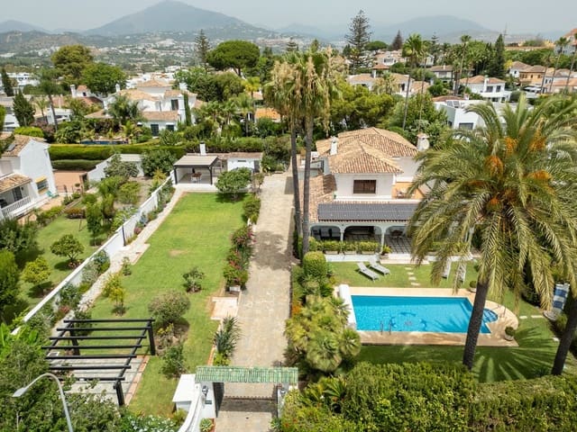 4 soveværelse Villa til salg i San Pedro de Alcantara, Marbella - € 2.495.000 (Ref: 9998350)