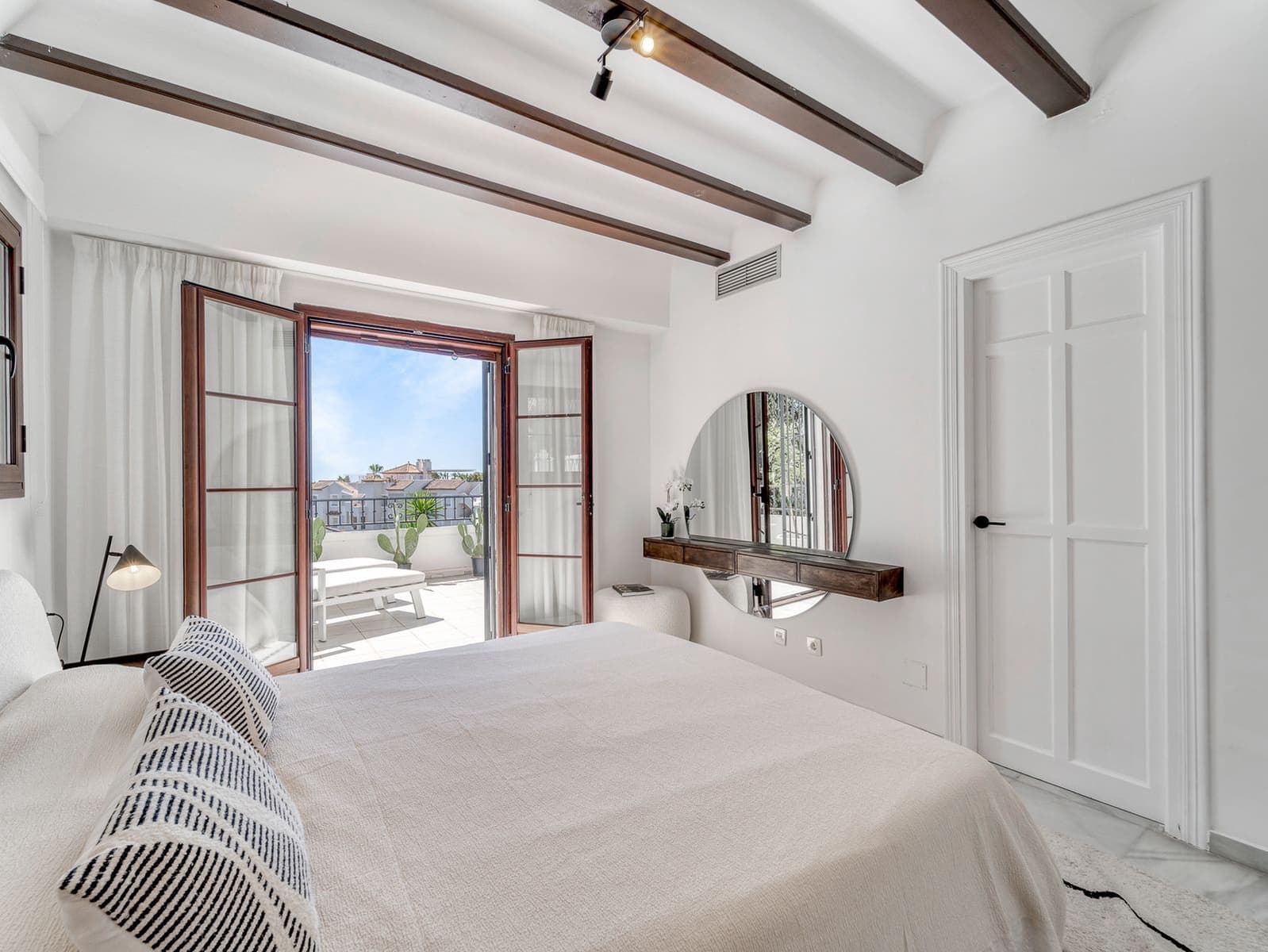 3 bedroom Semi-detached Villa for sale in Marbella - € 1,250,000 (Ref: 9998358)