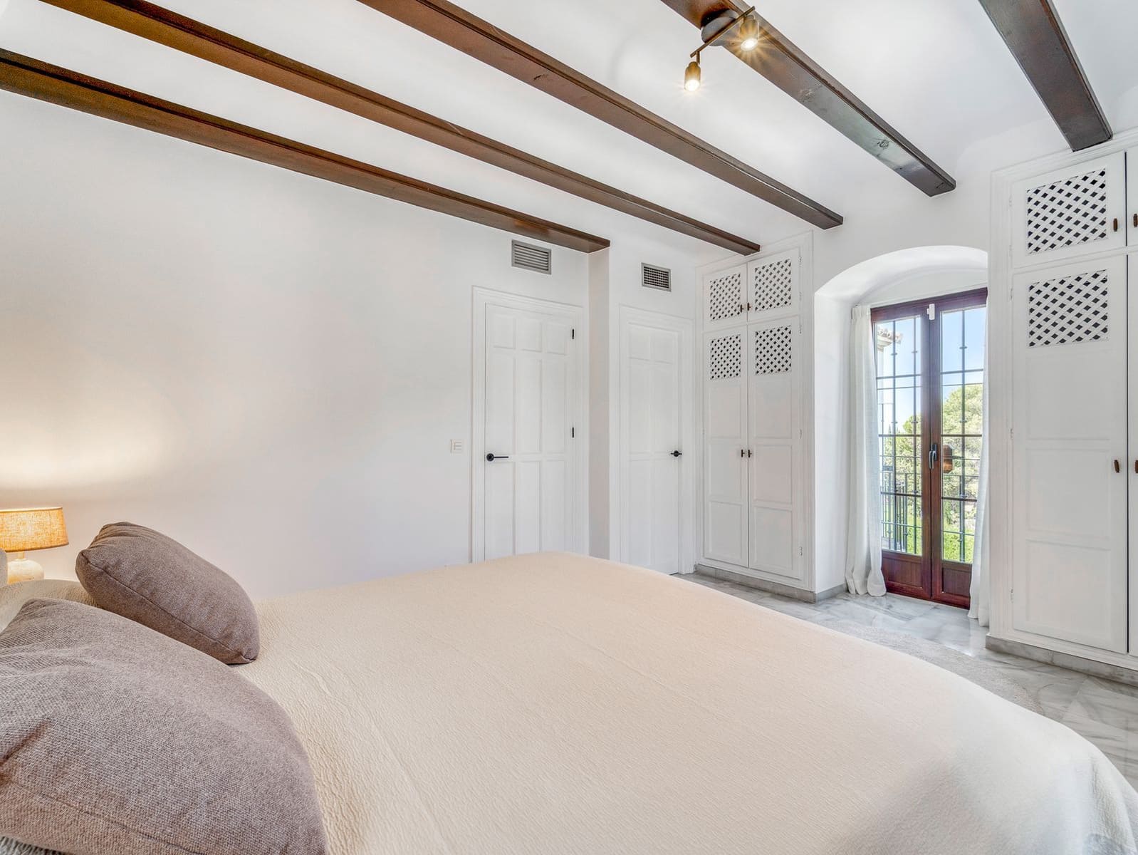 3 bedroom Semi-detached Villa for sale in Marbella - € 1,250,000 (Ref: 9998358)