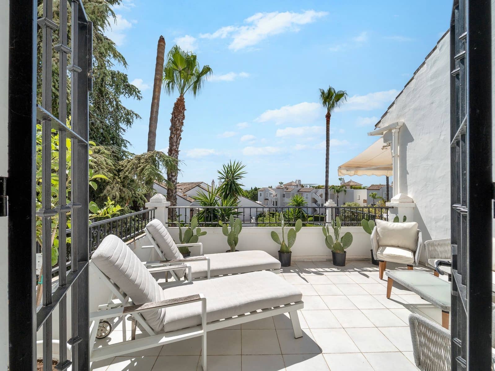 3 bedroom Semi-detached Villa for sale in Marbella - € 1,250,000 (Ref: 9998358)